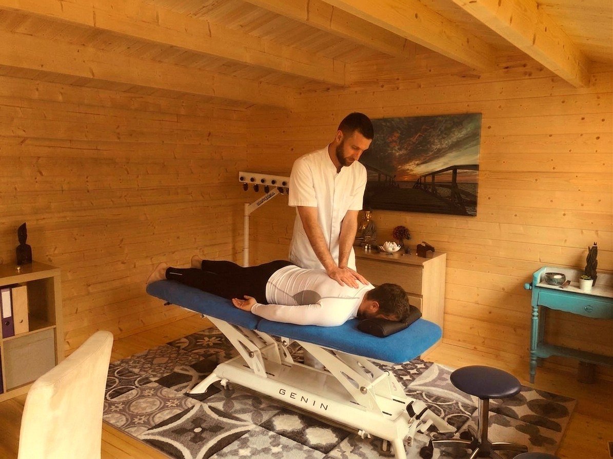 Travail ostéopathique manuel dans le cabinet en bois de Jean-Baptiste Billy à Mazerolles